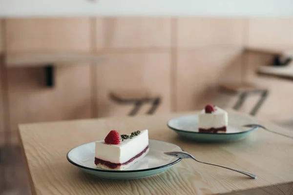 Kuchen auf Tellern — Stockfoto