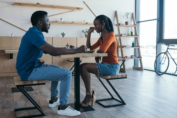 Vista lateral do casal afro-americano que tem data no café — Fotografia de Stock