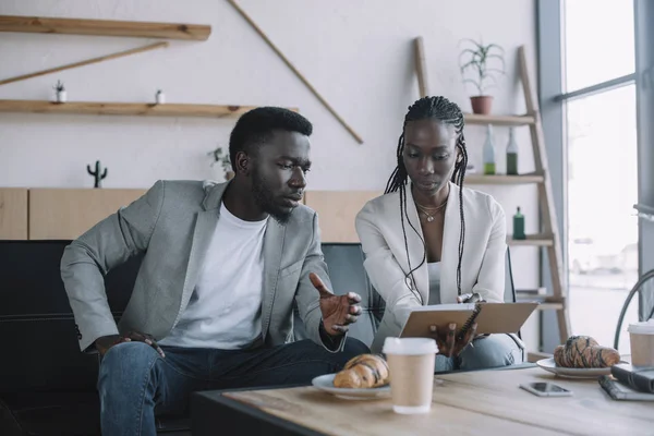 Empresarios afroamericanos discuten trabajo durante reunión de negocios en cafetería - foto de stock
