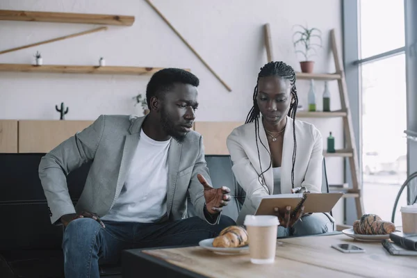 African american businesspeople discussing work during business meeting in cafe — Stock Photo