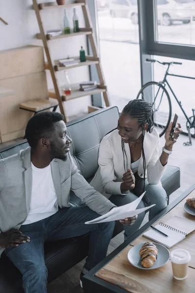 Vue en grand angle des hommes d'affaires afro-américains discutant du travail lors d'une réunion d'affaires dans un café — Photo de stock