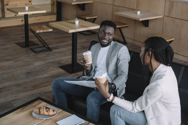 Empresários afro-americanos com café para ir durante reunião no café — Fotografia de Stock
