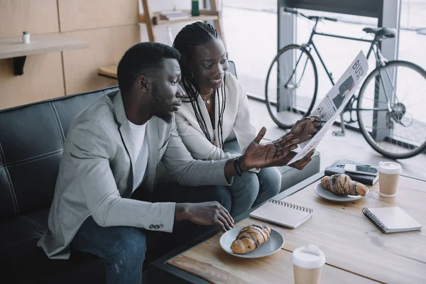 Empresários afro-americanos discutindo o trabalho durante reunião de negócios no café — Fotografia de Stock