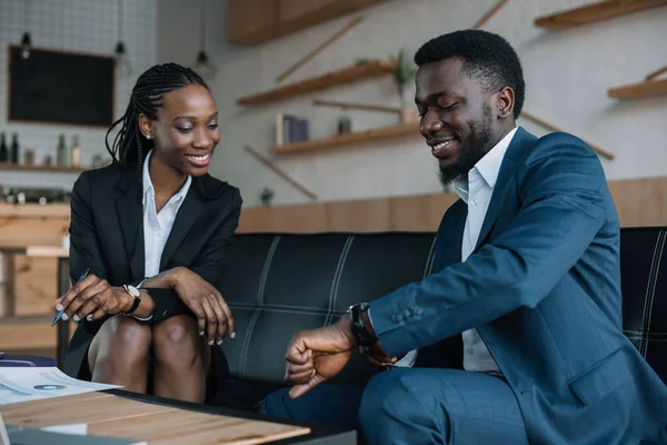 Портрет улыбающихся африканских американских деловых партнеров в кафе — стоковое фото