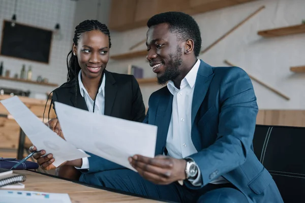 Des hommes d'affaires afro-américains discutent d'un nouveau projet d'entreprise dans un café — Photo de stock