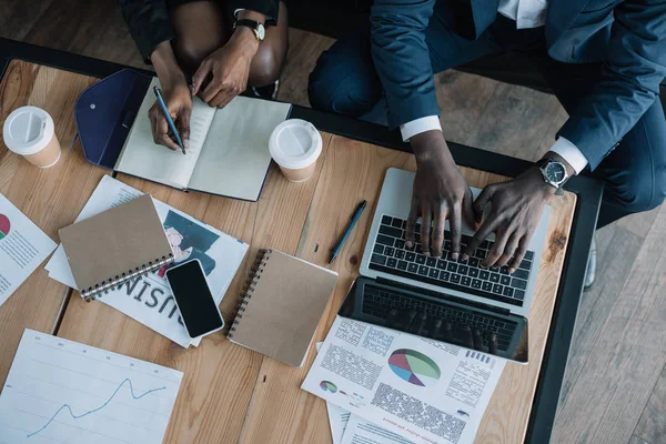 Utilisation de l'ordinateur portable — Photo de stock