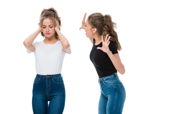 Gemelo peleando a hermana aislado en blanco - foto de stock