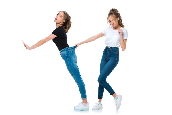 Attraktive junge Zwillinge haben Spaß isoliert auf weiß — Stockfoto