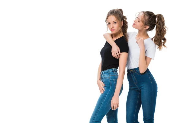 Attraktive junge Zwillinge umarmen sich isoliert auf weiß — Stockfoto