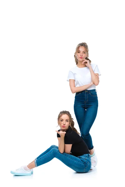 Attraktive junge Zwillinge senden Luftküsse isoliert auf weiß — Stockfoto