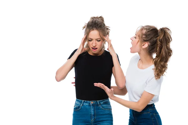 Gemelo gritando a hermana aislado en blanco - foto de stock