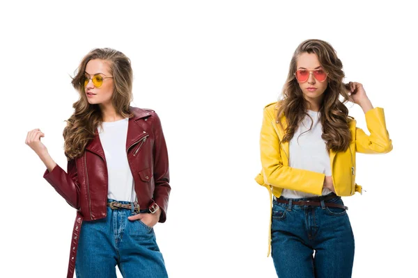 Atractivos gemelos con estilo en chaquetas de cuero de moda y gafas de sol aisladas en blanco - foto de stock