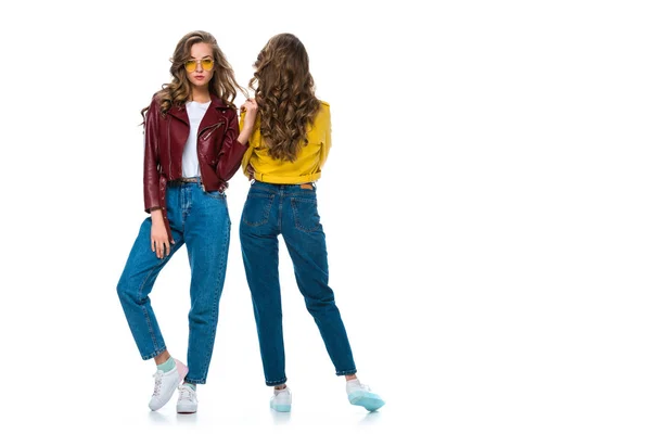 Attraktive stylische Zwillinge in Lederjacken und Sonnenbrillen isoliert auf weiß — Stockfoto