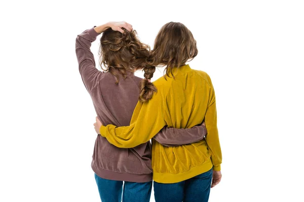 Visão traseira de gêmeos abraçando com o cabelo em uma trança isolada no branco — Fotografia de Stock