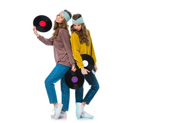 Attraktive junge Zwillinge im Retro-Stil mit LP-Vinyls isoliert auf Weiß — Stockfoto