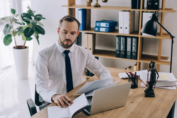 Retrato de advogado com documentos sentados no local de trabalho com laptop no escritório — Fotografia de Stock