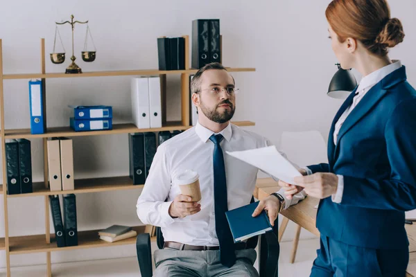 Advogados que discutem o trabalho em conjunto no local de trabalho — Fotografia de Stock