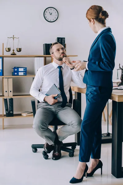 Abogados discutiendo trabajar juntos en el lugar de trabajo en la oficina - foto de stock