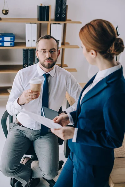 Advogados que discutem o trabalho em conjunto no local de trabalho — Fotografia de Stock