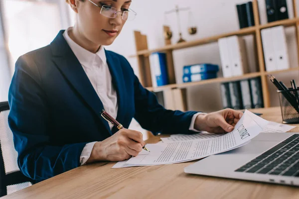 Signing document — Stock Photo