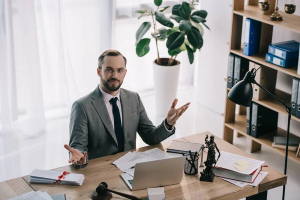 Portrait de l'avocat en costume lunettes de vue sur le lieu de travail avec ordinateur portable au bureau — Photo de stock