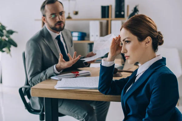 Enfoque selectivo de los abogados discutiendo contrato durante la reunión en el cargo - foto de stock