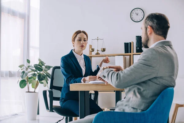 Abogados que se reúnen en el lugar de trabajo en la oficina — Stock Photo