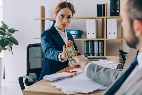 Visión parcial del colega que soborna a la mujer de negocios en el lugar de trabajo en el cargo — Stock Photo