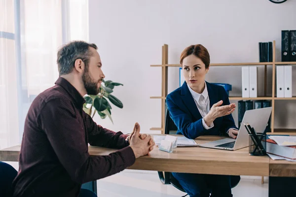 Geschäftsfrau und Kunde besprechen Vertrag am Arbeitsplatz im Büro — Stockfoto