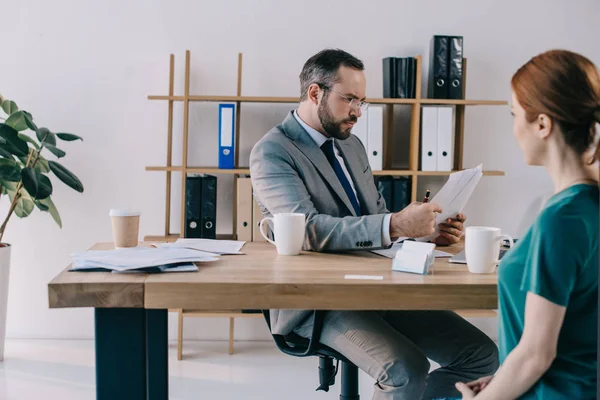 Vue partielle de l'homme d'affaires et du client ayant une réunion au bureau — Photo de stock