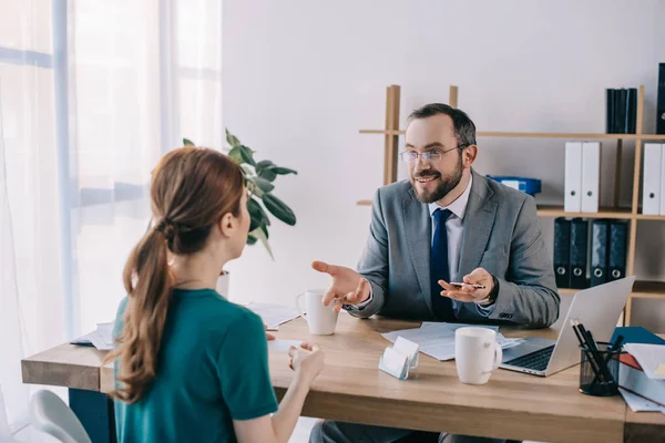 Uomo d'affari e cliente discutono di contratto durante la riunione in ufficio — Foto stock