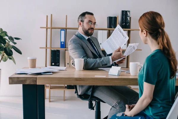 Uomo d'affari e cliente discutono di contratto durante la riunione in ufficio — Foto stock