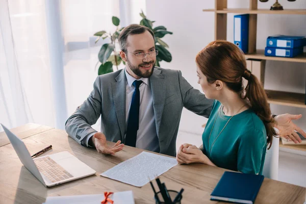 Homme d'affaires et client discutant du contrat lors d'une réunion au bureau — Photo de stock