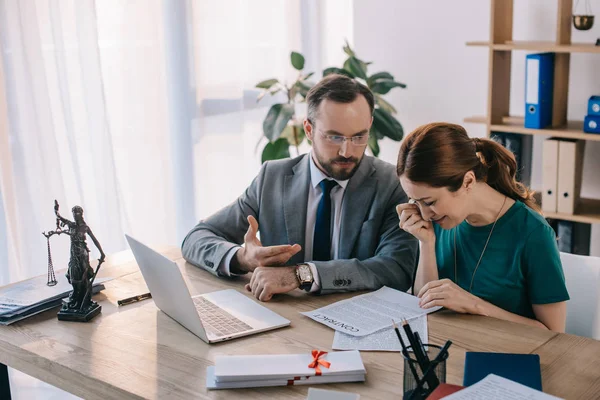 Avvocato e cliente discutendo contratto sul posto di lavoro con laptop in ufficio — Foto stock