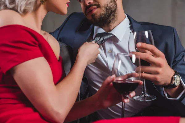 Recortado disparo de sexy elegante pareja beber vino juntos - foto de stock