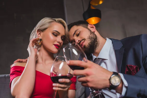 Sensual elegante pareja joven beber vino tinto juntos - foto de stock