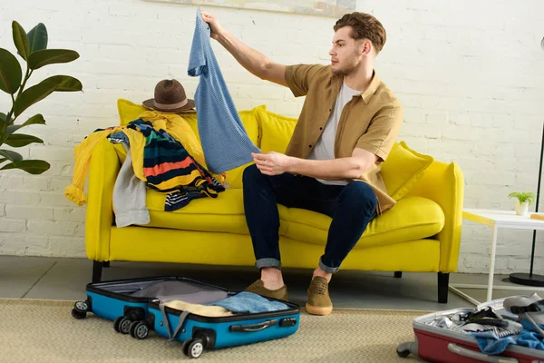 Packing suitcases — Stock Photo