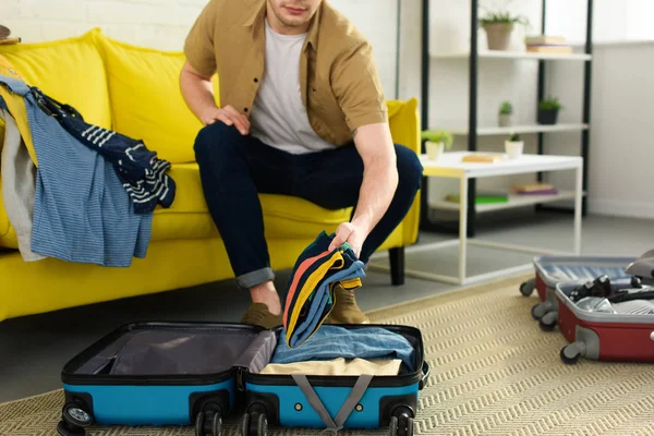 Packing suitcases — Stock Photo