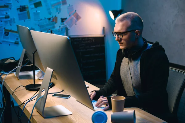 Serious young hacker developing crimeware — Stock Photo