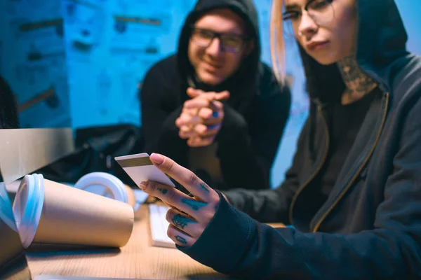 Pareja de hackers con tarjeta de crédito robada en el lugar de trabajo - foto de stock