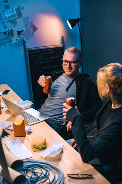 Couple de pirates de boire de la bière pendant le développement de logiciels malveillants — Photo de stock