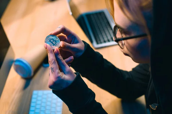 Close-up tiro de jovem hacker feminino segurando bitcoin — Fotografia de Stock