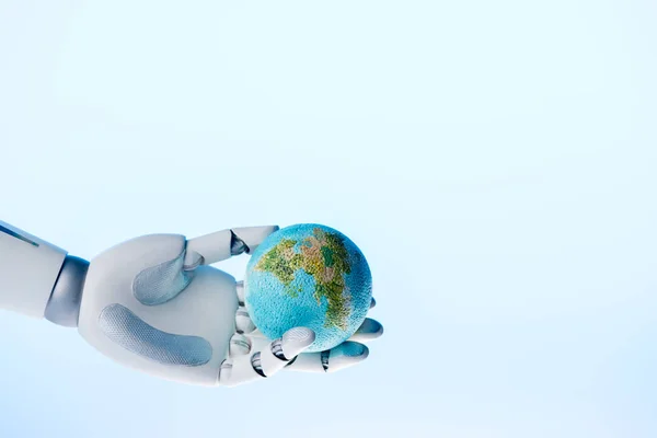 Roboterhand hält Erdmodell isoliert auf blauem, Earth Day-Konzept — Stockfoto