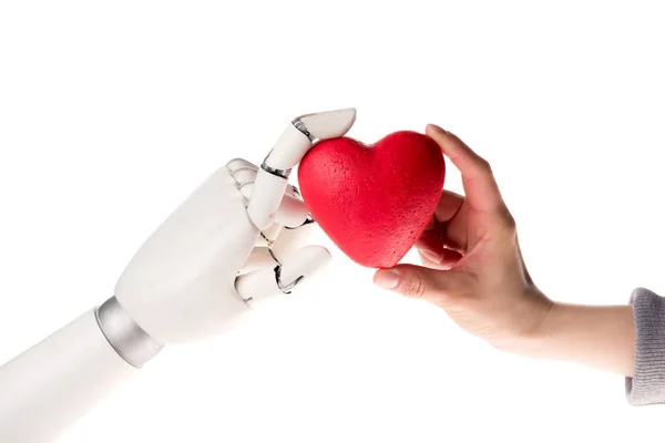 Обрезанное изображение робота и женщины, держащих сердце вместе изолировано на белом — стоковое фото