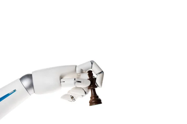 Рука робота тримає фігуру шахового короля ізольовано на білому — стокове фото