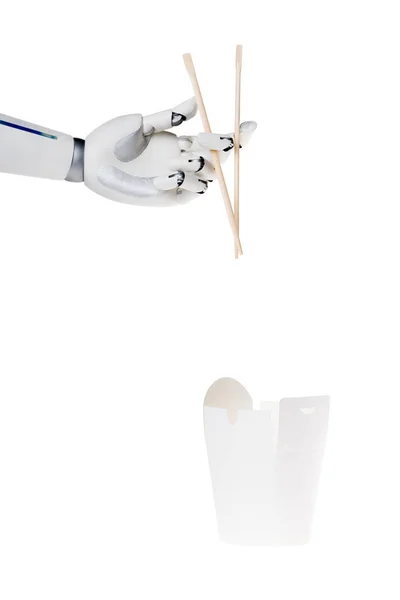 Robot mano celebración de palillos sobre caja de papel con fideos aislados en blanco — Stock Photo