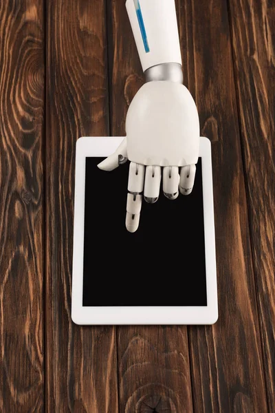Abgeschnittene Aufnahme eines Roboters, der den Bildschirm eines digitalen Tablets auf einer Holzoberfläche berührt — Stockfoto