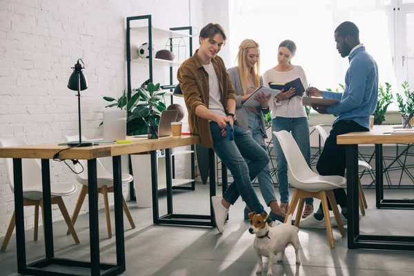 Empresarios con perro — Stock Photo