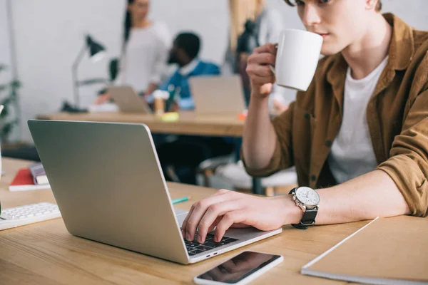 Uso de Laptop - foto de stock