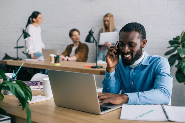 Talking on phone — Stock Photo